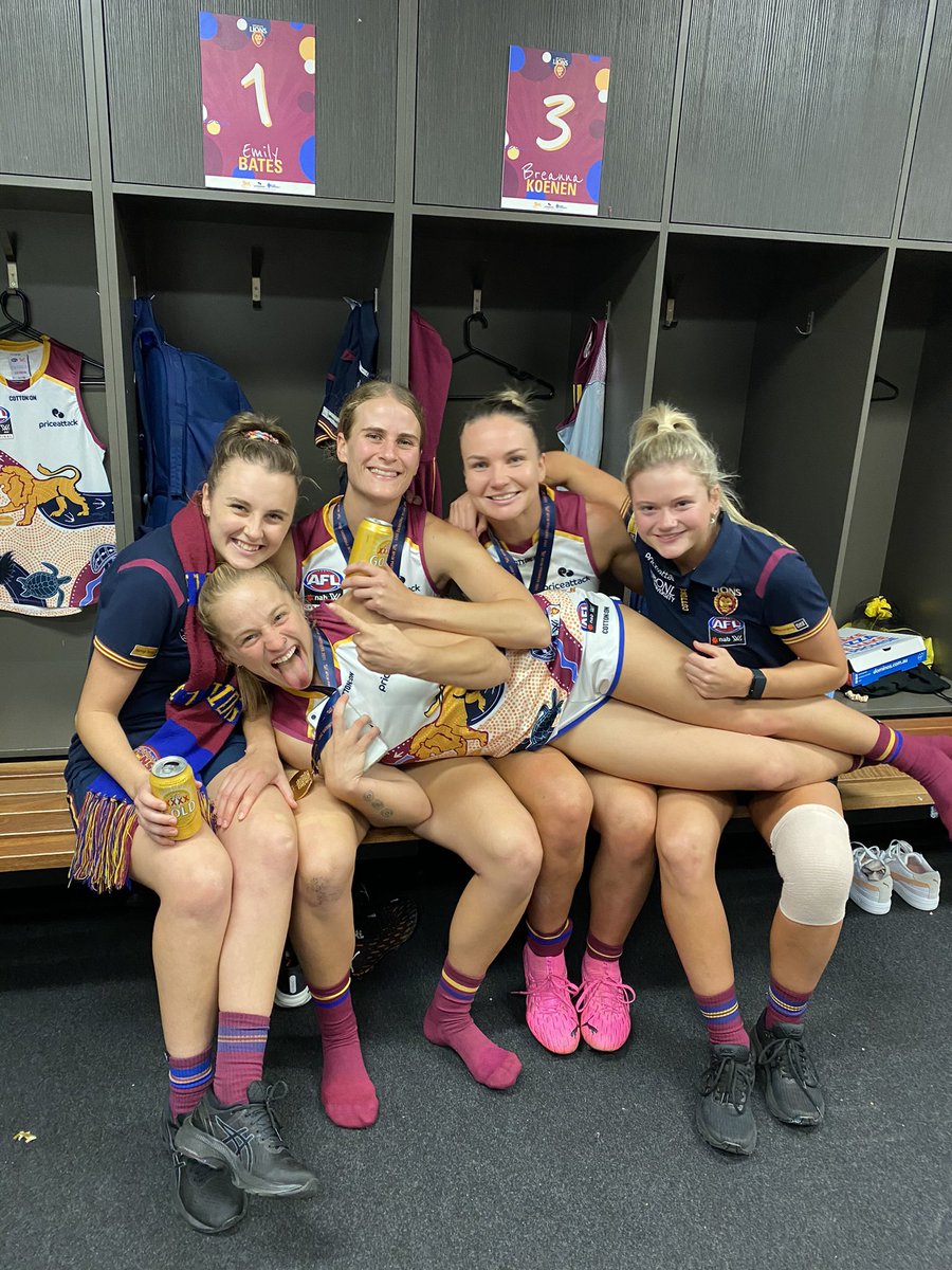 skelly8888's tweet photo. Today was up there with one of the best! Congrats @lionsaflw - such exemplars of sport - excellence, overcoming adversity, team first, humility- these women can lead any organisation. So proud!!!! #IamLion https://t.co/jP4aEuBkqf