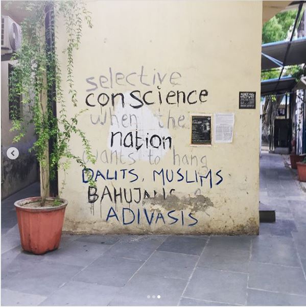 shubhojeet97's tweet photo. At a time when the university must be putting in all possible efforts to ensure the well-being of students, the AUD admin has utilised the pandemic to turn the university into a cold, exclusionary space.
#SaveAUD
#RevokeAllPenalties
@weareAUD
@AUD_Delhi
@ArvindKejriwal
@msisodia https://t.co/xh4rIvgGGS