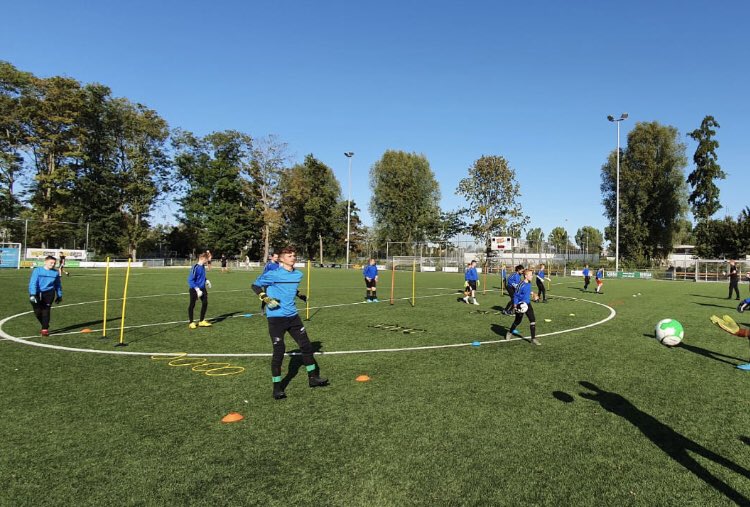 Keepersschool_F's tweet image. 🥅 (Morgen)Zondag 18 april training 4!
Trainen in kleine groepen van maximaal 4 keep(st)ers per groep.
⏰ 09.30uur ⏰ 10.45uur bij @ssvHBSS sportpark Harga #Schiedam 
◾️Trainers: Dion, Joey, Cliff, Caleb, Olav en Fleur 
Wij hebben er zin in! Tot morgen. 
keepersschoolfrankderuiter.nl