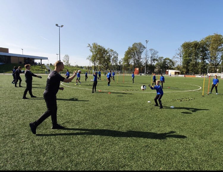 Keepersschool_F's tweet image. 🥅 (Morgen)Zondag 18 april training 4!
Trainen in kleine groepen van maximaal 4 keep(st)ers per groep.
⏰ 09.30uur ⏰ 10.45uur bij @ssvHBSS sportpark Harga #Schiedam 
◾️Trainers: Dion, Joey, Cliff, Caleb, Olav en Fleur 
Wij hebben er zin in! Tot morgen. 
keepersschoolfrankderuiter.nl