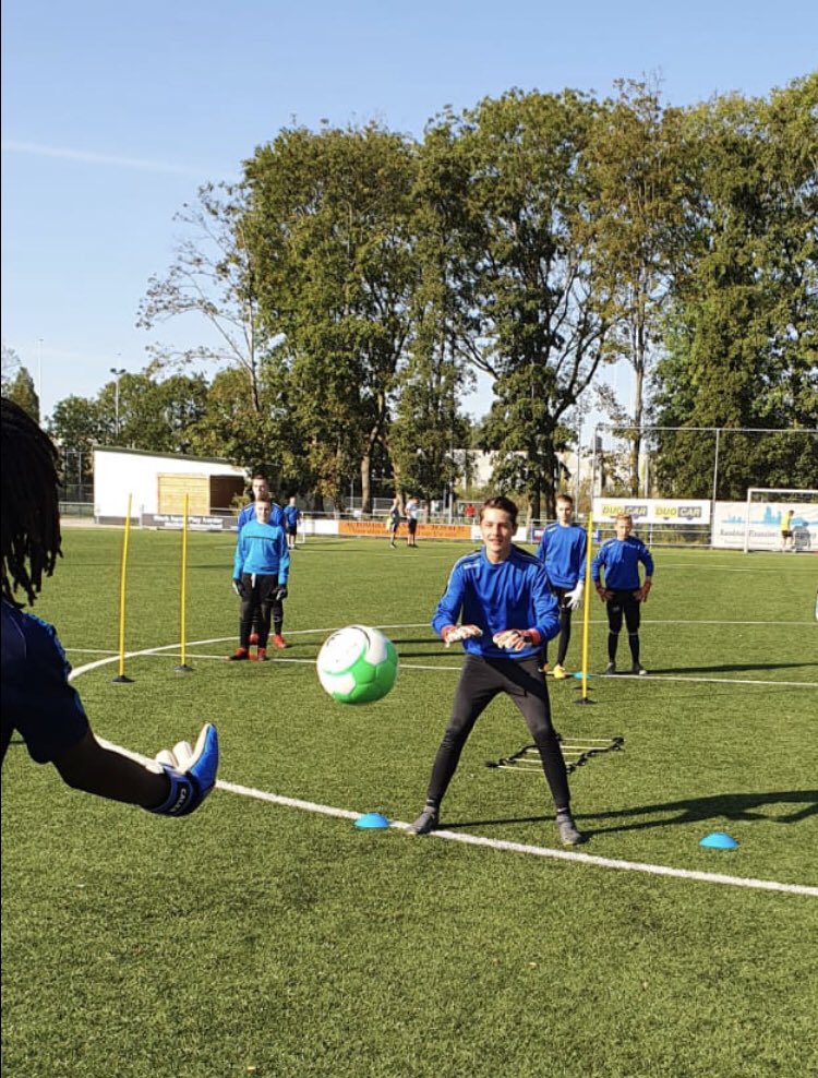 Keepersschool_F's tweet image. 🥅 (Morgen)Zondag 18 april training 4!
Trainen in kleine groepen van maximaal 4 keep(st)ers per groep.
⏰ 09.30uur ⏰ 10.45uur bij @ssvHBSS sportpark Harga #Schiedam 
◾️Trainers: Dion, Joey, Cliff, Caleb, Olav en Fleur 
Wij hebben er zin in! Tot morgen. 
keepersschoolfrankderuiter.nl