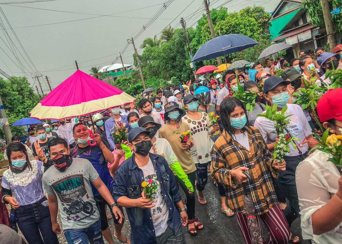 BG_ICEICE's tweet photo. Massive protesters from Dawei , protest against military dictatorship despite of the heavy rain.
NUG ASSEMBLE 
#WhatsHappeningInMyanmar 
#Apr17Coup 
#ReleasetheDetainees https://t.co/Ky2iRe6xwX