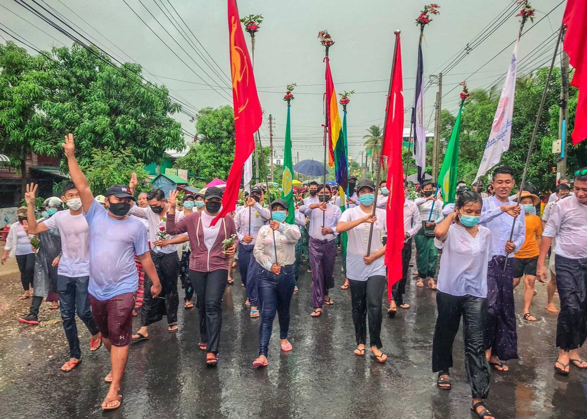 Massive protesters from Dawei , protest against military dictatorship despite of the heavy rain.
NUG ASSEMBLE 
#WhatsHappeningInMyanmar 
#Apr17Coup 
#ReleasetheDetainees