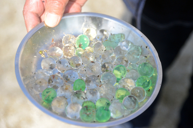 わざわざ気象庁に確認 透明に光る謎の球体 100個超 民家の敷地から発見 と朝日新聞 記者は垣花昌弘氏 Togetter