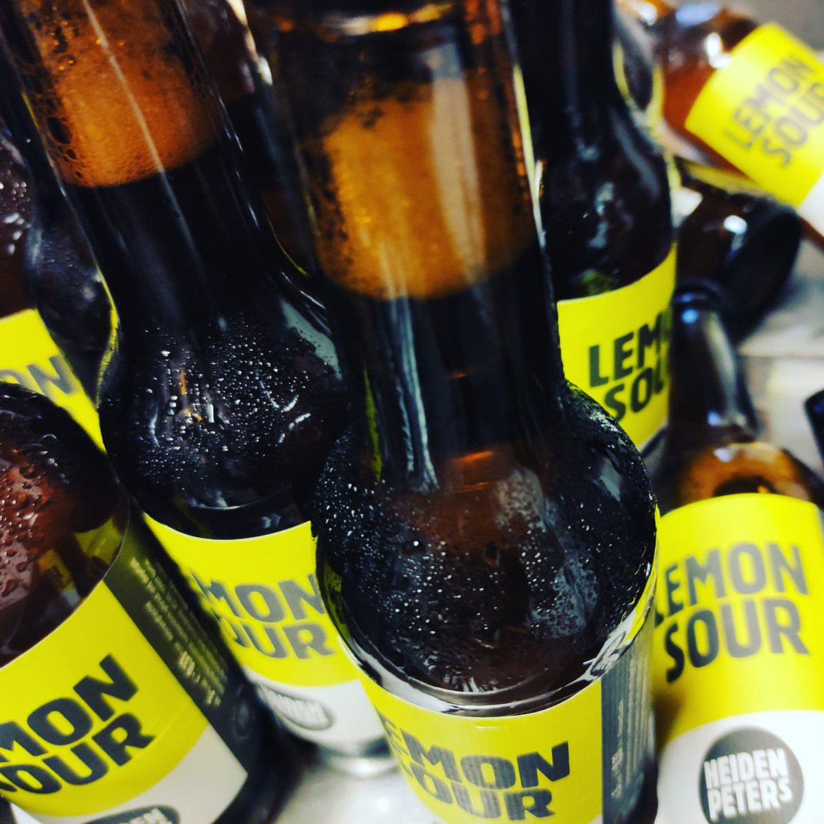 We don't like sweet industrial Radler, but we love our thirstquenching LEMON SOUR!
 
A nice easy kettle sour with 3% ABV, gentle dryhopped with CItra and a bucket full of organic lemon peels. TRY IT – TODAY TILL 18:00 !