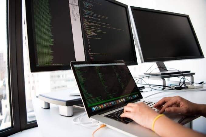 اشهر 16 موقع مجاني لتعليم البرمجة.    
-موقع هرمش 
- GitHub
- Codecademy
- Treehouse
- Udemy
- Coursera
- Khan Academy
- W3Schools
- EdX
- FreeCodeCamp
- Evanto tuts +
- Codeconquest
- Udacity
- Sololearn
- Code Avengers
- Learnenough