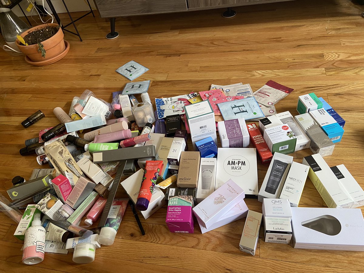 ItsBeautyB1tch's tweet photo. Tell me you’re a beauty blogger without telling me you’re a beauty blogger https://t.co/DFldPL8TUC