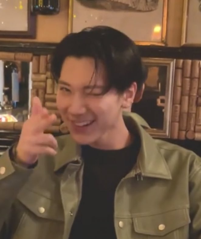 Jaehyun in the mirror reflection 😂