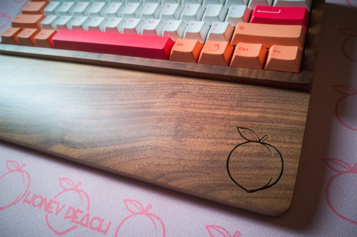 keebary1's tweet image. 🍑Pink on Peaches🍑

De las pocas veces que veréis combinar 2 colores que no tienen nada que ver 😍

#customkeyboard #customcable #customsetup #peaches #Pink #silent @XiaomiEspana