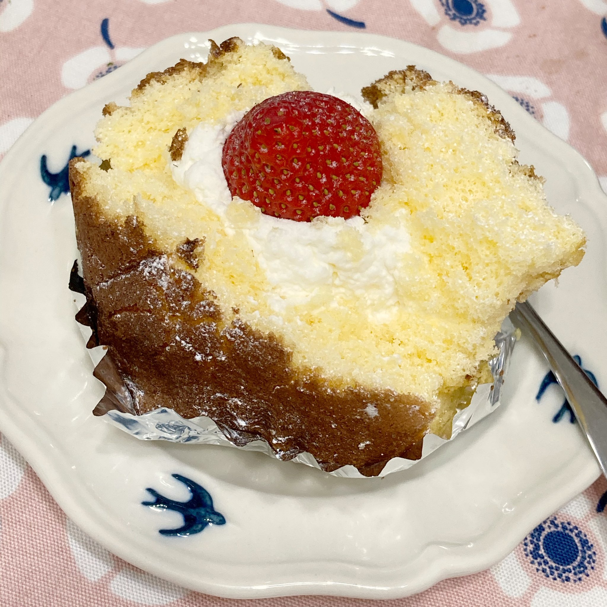 リコ 1枚目は元町ケーキのざくろ 2枚目はケーニヒスクローネのふわっとカステラ 新発売 どちらも神戸の洋菓子店 これパク よく似てますね 味も似てるけど ざくろのカステラ部分の方が好み T Co Wbkqmeiciz Twitter