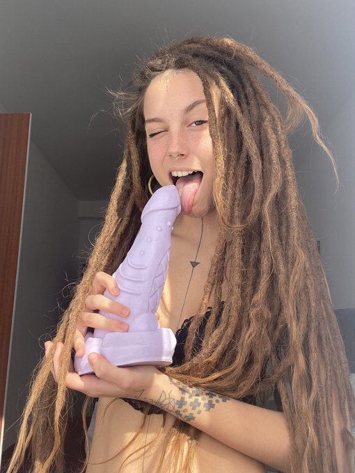 I just made a video with this crazy alien dildo 👽 https://t.co/qbUa1XEgUQ
