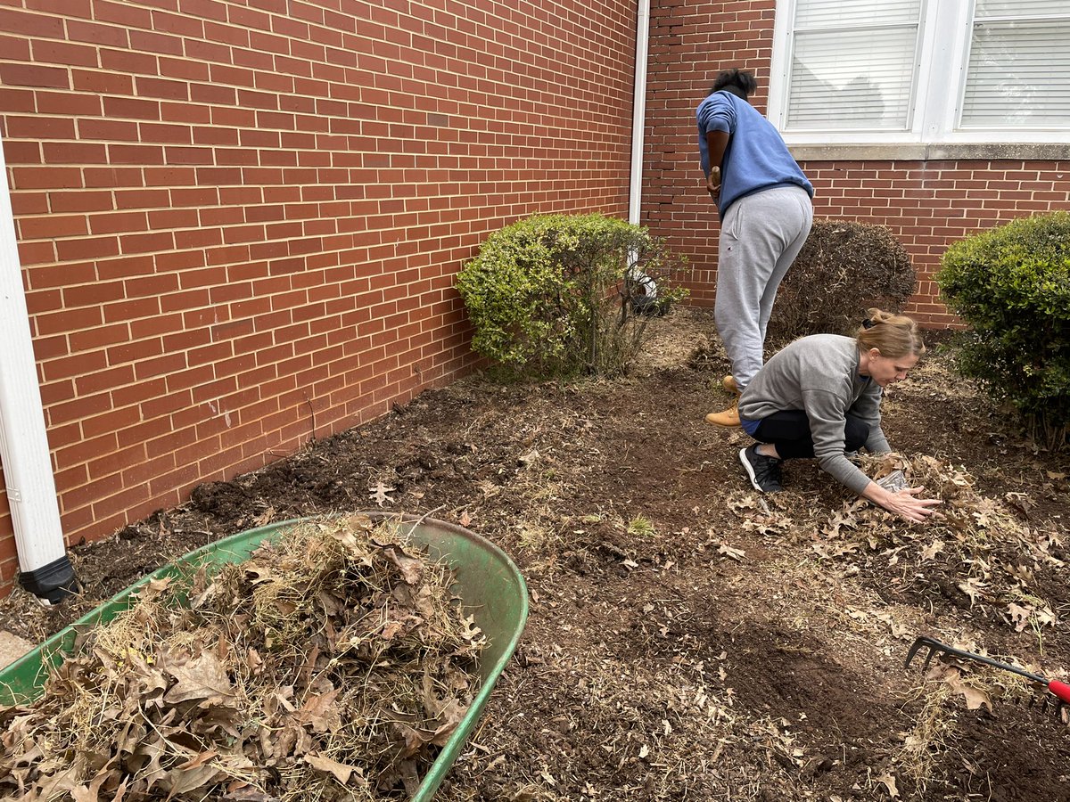 SpartanburgD5's tweet image. Special thanks to @newspring for helping us spruce up @MTCC29365 on this Saturday morning! 🌸🌳🌼 Just one example of the great partnerships we have in @SpartanburgD5 🙌 #D5Community #D5Strong #WeAreD5