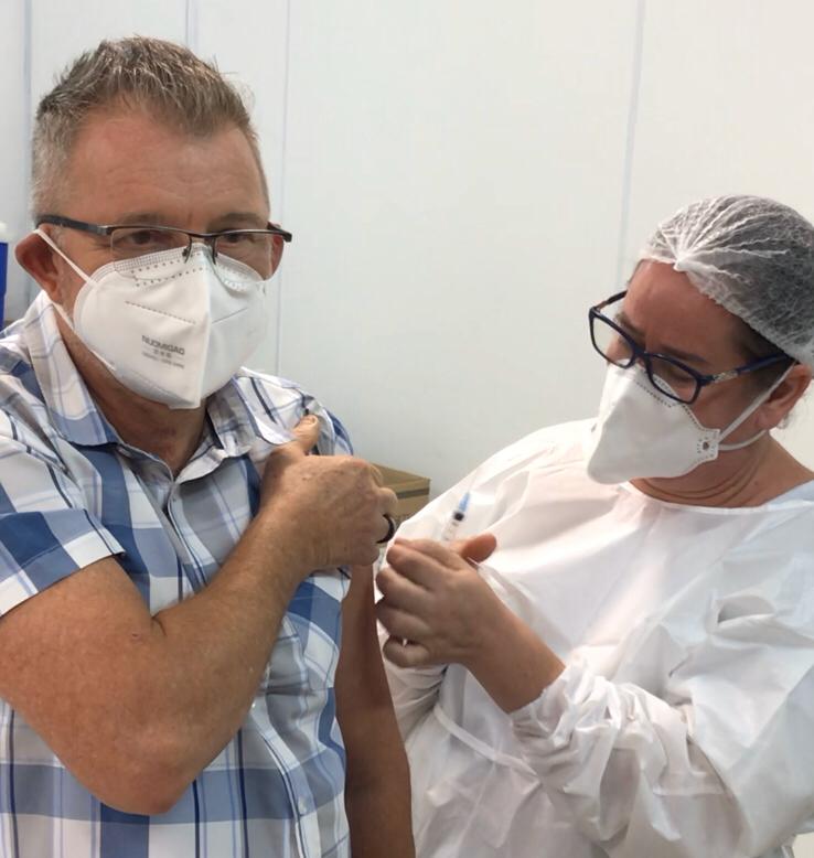 Vacinado!!! 💉
Viva o SUS!
Viva aos profissionais de saúde!
Abaixo os negacionistas da ciência e da vida!!
#VacinaCovid19Fiocruz 
#VacinaParaTodos