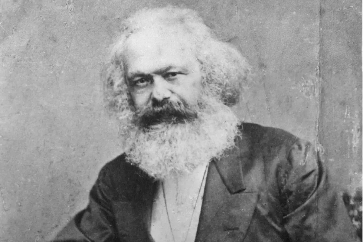 Commune2021's tweet photo. J 31🍒

Le 17 avril 1871, Karl Marx écrit à son ami Kugelmann. A la faveur d'un questionnement tout hégélien autour du hasard et de la nécessité dans l'histoire, il célèbre la Commune, "conquête d'un nouveau point de départ d'une importance historique universelle."⤵️✊🚩
1/ https://t.co/K1Kaned08V