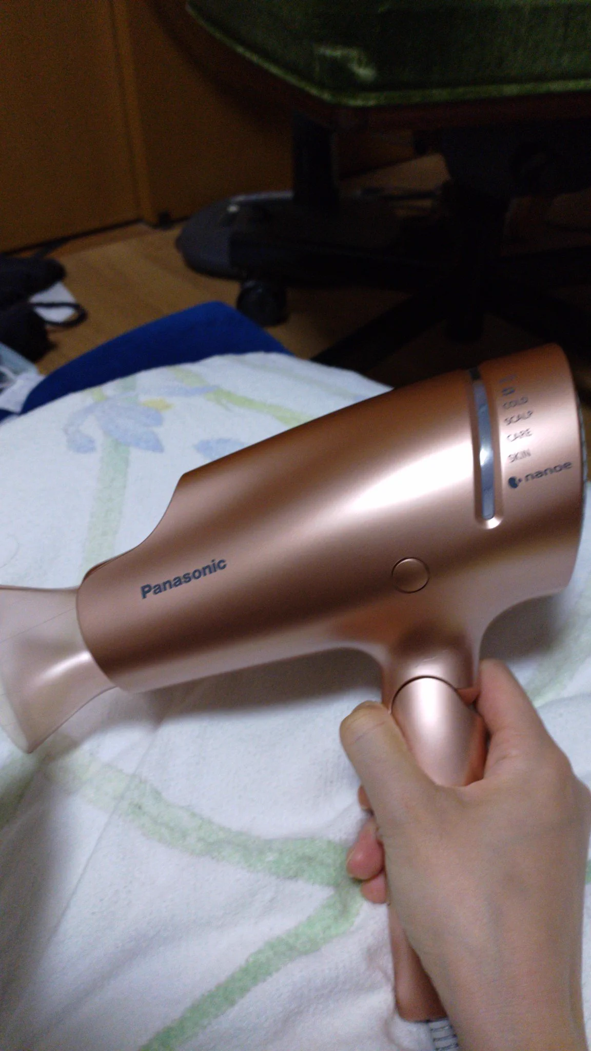 もしやドライヤーうちのがソレ（日本語おかしい）なのでは?
このパナソニックのドライヤー使いやすいですよ〜✨  