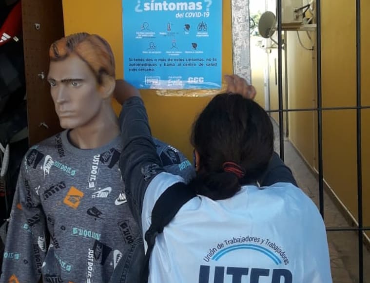 AdrianSolariok's tweet photo. Seguimos con la campaña solidaridad en acción informando de por qué hay que vacunarse contra el covid-19 también ayudando a los/as vecinos/as sacar turno para vacunarse poniendo mesas en diferentes puntos del distrito
#SolidaridadEnAccion
#OrganizacionComunitaria
#PtePeron https://t.co/ztJ8fNxcfy