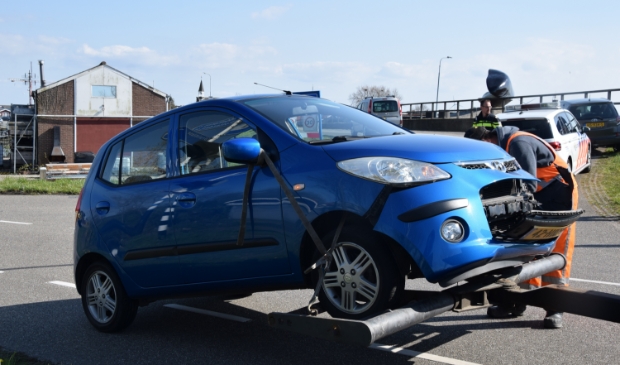 Frontale botsing tussen twee auto's op Parallelweg in Bruinisse - ..