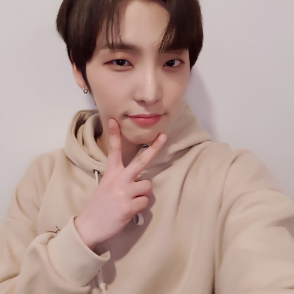 official_ONEUS's tweet photo. [#서호]
TO요일 TOMOON 보고 싶고 황TO색 옷 https://t.co/iqkBwbq79J