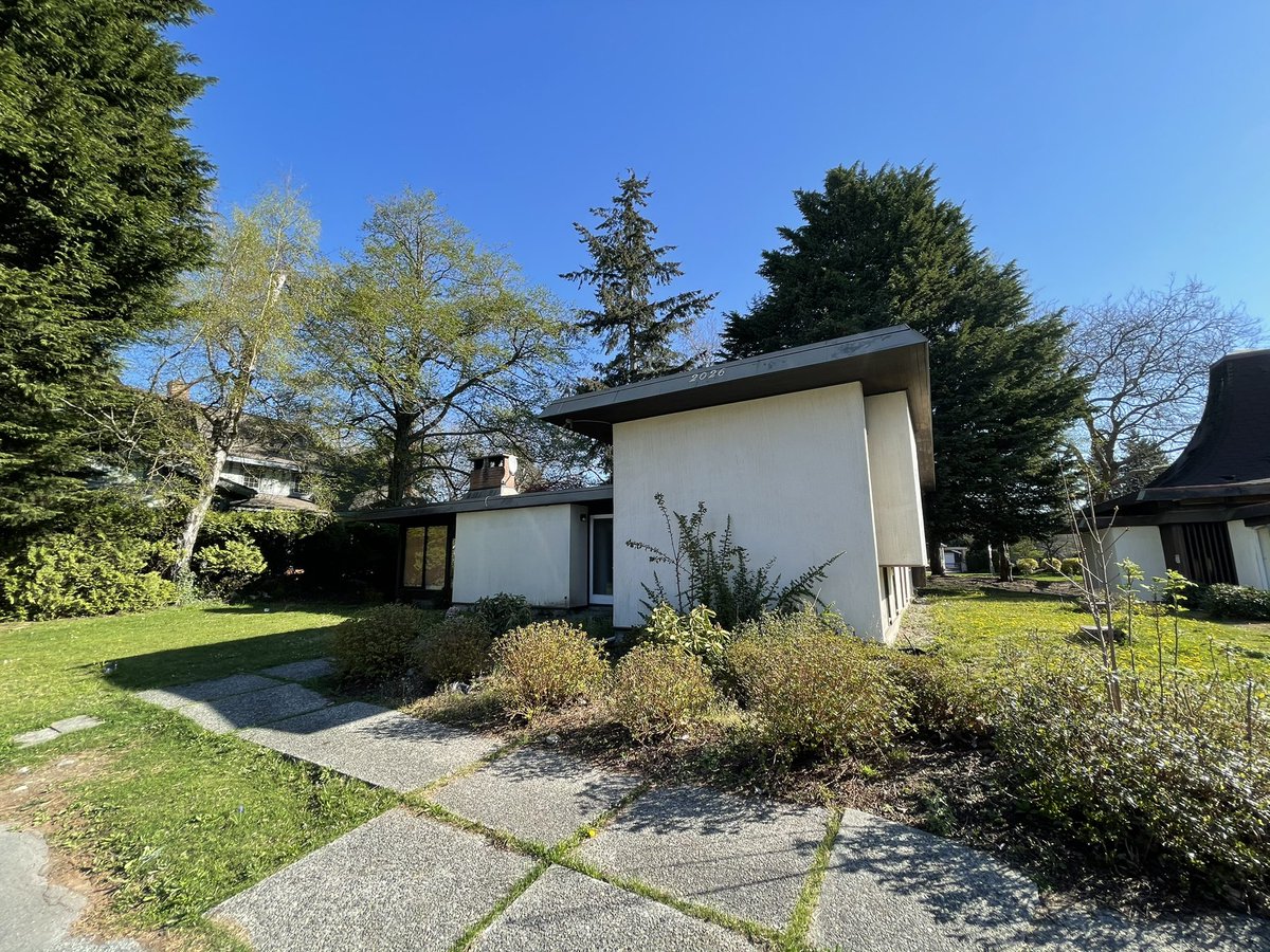 CoastModernFilm's tweet photo. Can’t help but see by Rudolf Schindler’s Kings Road House in these remarkable ruins? Any info on this Lutheran Campus Church out at #UBC @builtraincity @wcm_league @UBCSALA ? https://t.co/N5eaurTfuz
