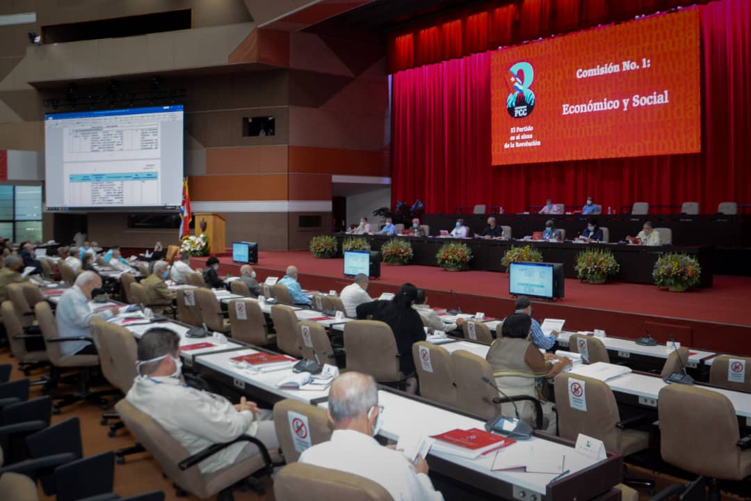 Intercambiamos en la Comisión No.1 con los delegados al #8voCongresoPCC sobre la propuesta de actualización de los Lineamientos de la política económica y social del Partido y la Revolución para el período 2021-2026, los que son la guía de trabajo para el próximo quinquenio.