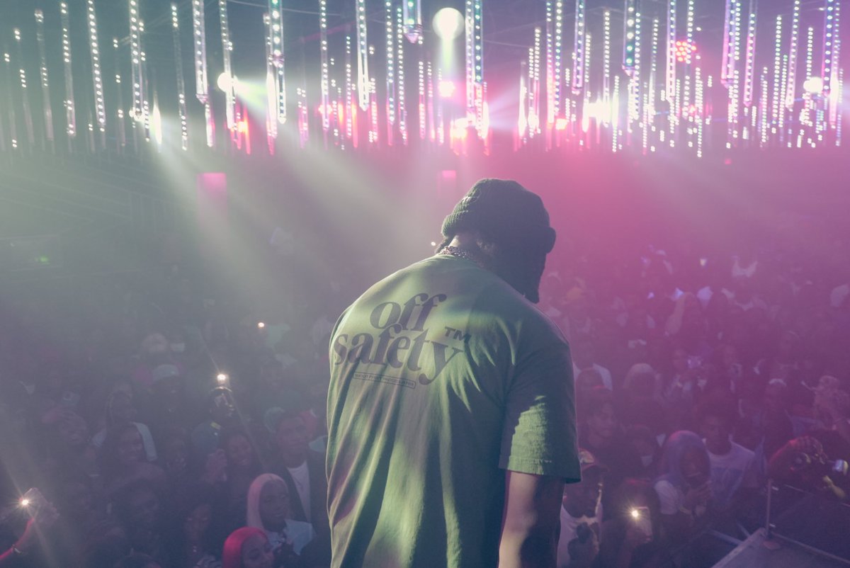 Slightworkfilms's tweet photo. ROCK OUT CHIZZIM @MajorNine https://t.co/7rijhrcO7R