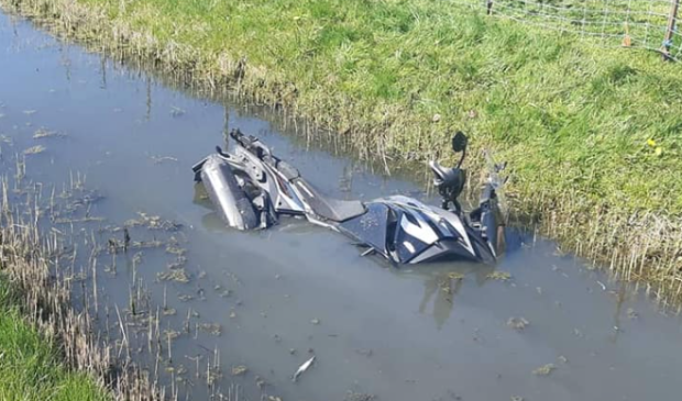 Motorrijder onwel in de sloot beland en naar het ziekenhuis gebracht - ..