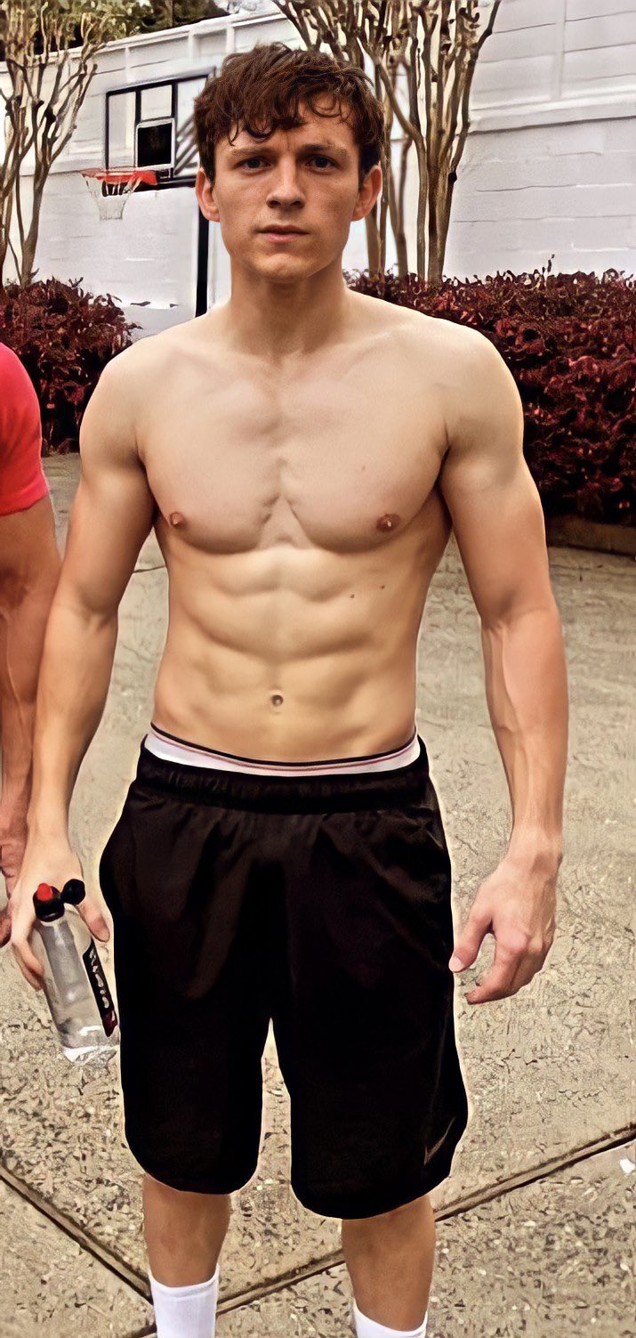 Tom Holland Shirtless vgzabel
