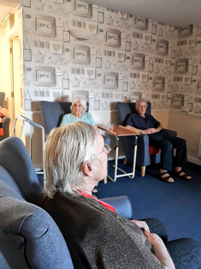 Our residents remembering Prince Philip today at Tandy Court. 🕊🇬🇧💜 @AnchorHanover
#PrincePhilipfuneral