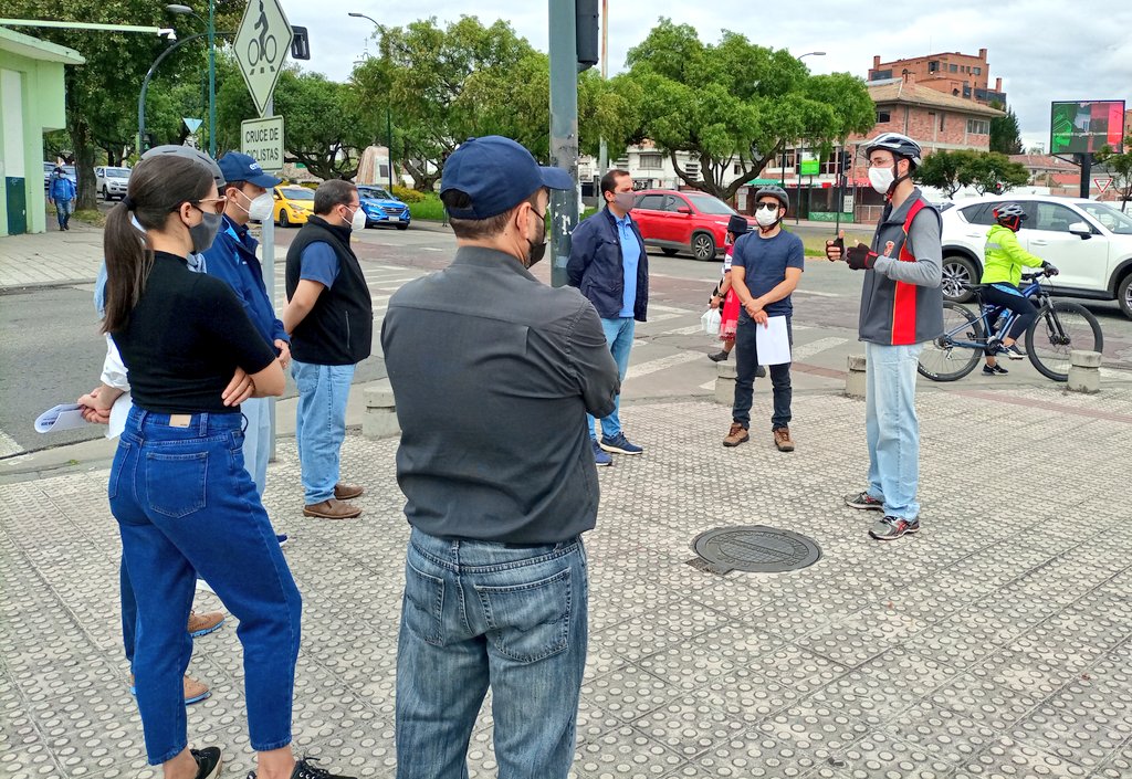emov_ep's tweet photo. Autoridades y técnicos de la EMOV analizaron las diferentes paradas e intersecciones de vías más transitadas, donde implementarán un sistema de seguridad. 
#CuencaUnida
#LaNuevaEmov 
@pedropalaciosu 
@MunicipioCuenca 
@moscoso_rosales https://t.co/u6SRlFdB6i