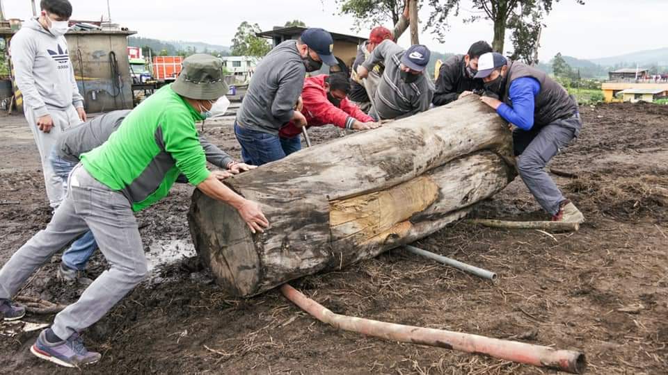 Esta mañana junto moradores y dirigentes barriales de #LaPiscina, 💁🏻‍♂️🙋🏽‍♀️ GAD parroquial de #Alóag y las diferentes direcciones del Gad Municipal de #Mejía 👷🏻‍♂️ realizamos una minga para la recuperación y respeto de las franjas de protección de la Quebrada 'Ucturumi'. 🏞️