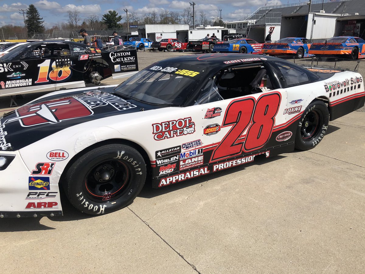 schmoe84's tweet photo. Green flag 4pm @BerlinRaceway @_TrackPass      #clearhigh https://t.co/A3Z7Ik0y5R