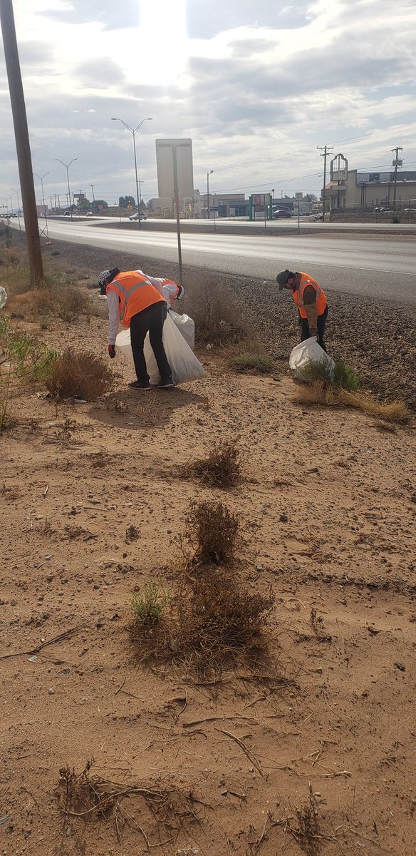 SBA_PHHS's tweet photo. Another successful highway cleanup this early morning. Our students started their day by helping keep Texas clean, great job everyone. #2021TrashOff #keepItCleanTX #TeamSISD #SBA_PHHS https://t.co/UeXQROVQXK