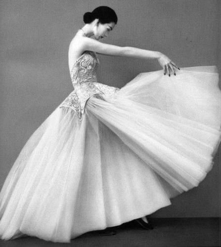 Jacqueline du Pré - Sicilienne - von Paradis youtu.be/qKFa1xOCpeI via @YouTube Il faut être léger comme l’oiseau, et non comme la plume. Paul Valery 🖋 Dovima model wearing Cristobal Balenciaga, 1950 ©️Richard Avedon 📷