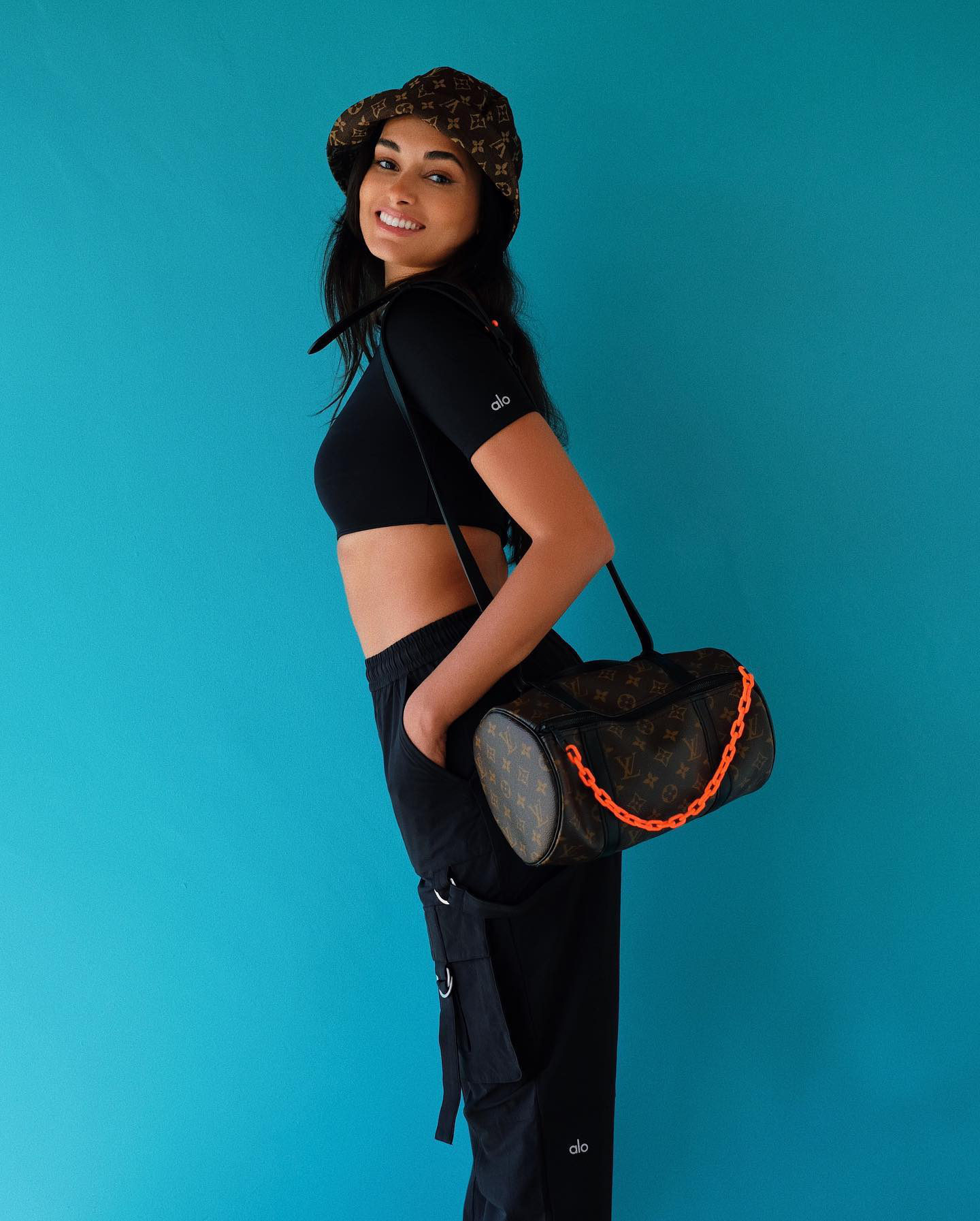 Alo Yoga on X: Weekend-wardrobe 🔥 taking style notes from babe Gizele  Oliveira in our Body Wave Bodysuit + High-Waist City Wise Cargo Pant. Shop  now:  Via IG: giizeleoliveira   /