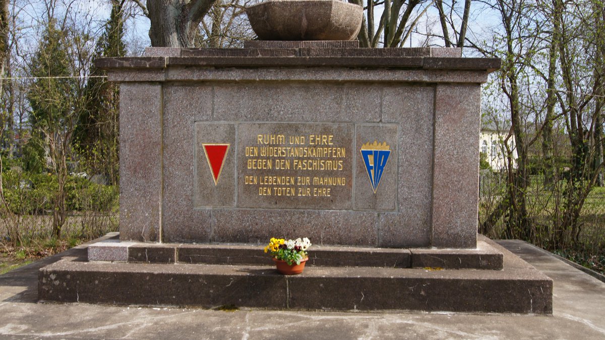 In Gedenken an die Opfer und Überlebenden der KZ #Ravensbrück und #Uckermark zum Jahrestag der Befreiung in #Templin.
#76Befreiung #NieWieder 
<a href="/VVN_BdA_BRB/">VVN-BdA_Brandenburg</a>