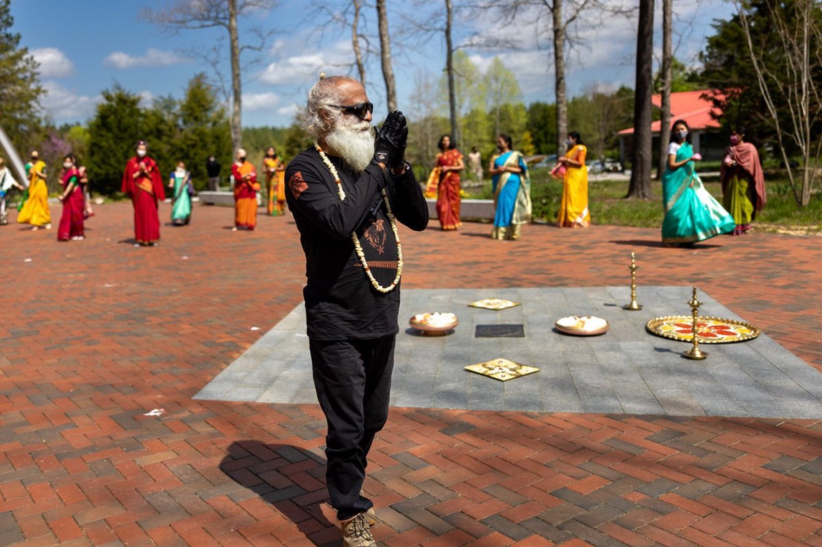 IshaUSA's tweet photo. Welcome back to Isha Institute of Inner-sciences @SadhguruJV 

#ishausa #ishainstituteofinnersciences #Sadhguru #karma #karmabook #craftyourdestiny https://t.co/tO69u4W0Ju