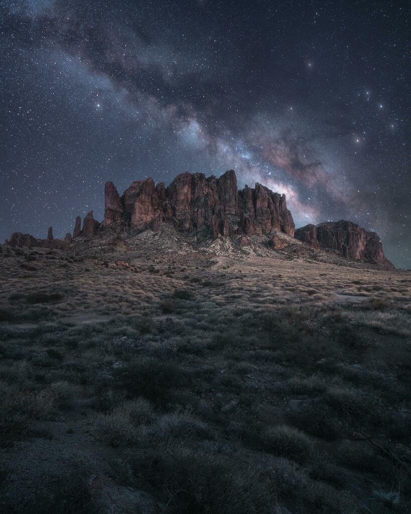 couplesmap's tweet image. New moon Milky Way over the Superstition Mountains. [6336×7920] [OC] #Nature, EarthPorn