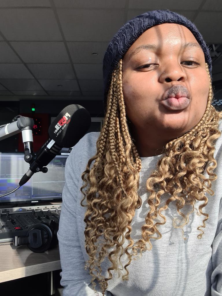 KeaNcube's tweet photo. It's true when they say, time flies when you're having fun and today, it went by with lightning speed.
As always, I highly appreciate you giving me your ears and time and I'll always be grateful.
Stayed tuned to @Powerfm987 as @AB_Broadcaster takes you to 10PM on #POWERWeekends https://t.co/9Rzy0fIC9v