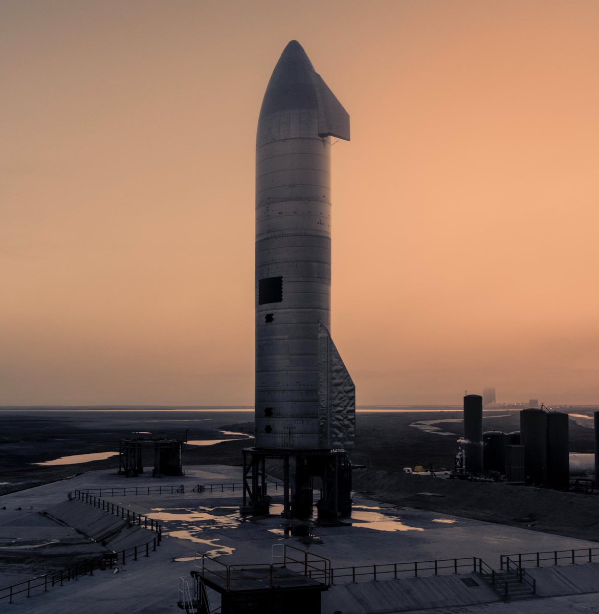 PPathole's tweet photo. Last time a human ever went up on the moon was in 1972, so almost after 50 years SpaceX will send humans up on moon. I wasn't even born to experience the moon landings, thank you SpaceX for bringing the *Apollo era* excitement back again. This is history in the making. @elonmusk https://t.co/rXRUVKwfGt