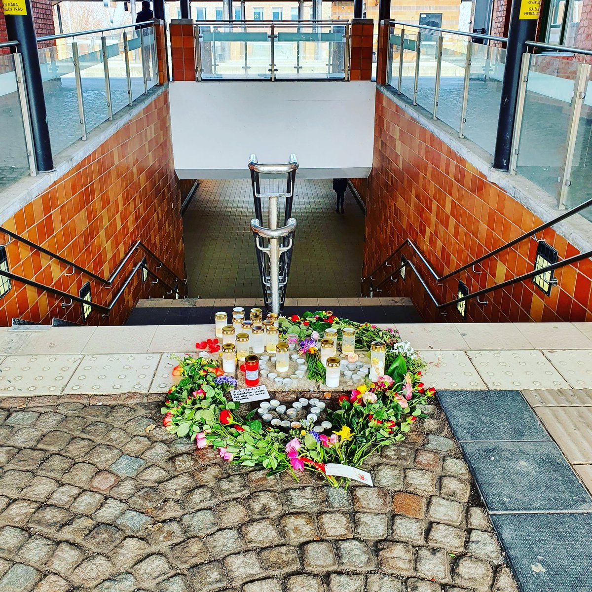 Där, nedanför trappen, dog en kvinna. Hon dog därför att den man hon levt ihop med, som hon hade nio barn ihop med, valde att ta hennes liv. Där, nere i gången, tog hennes liv slut därför att en man hatade henne. Män som hatar kvinnor.