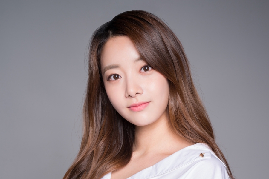 soompi's tweet photo. Former #APRIL Member #Hyunjoo Shares Personal Statement On Alleged Bullying By Bandmates https://t.co/uBEcMaUccn https://t.co/RRO1TvNeko