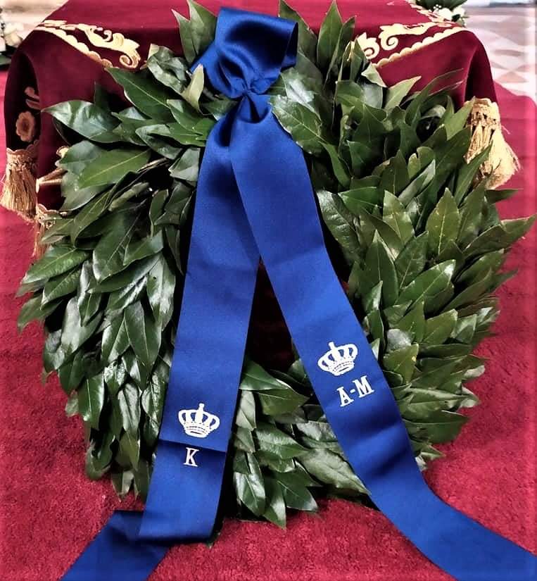 Corfu, the birthplace of Prince Philip, honored and participated in the mourning on the day of the deceased's funeral, with a memorial prayer performed at the Church of St. Spyridon. We see the laurel wreath of King Constantine and Queen Anne-Marie of the Hellenes.