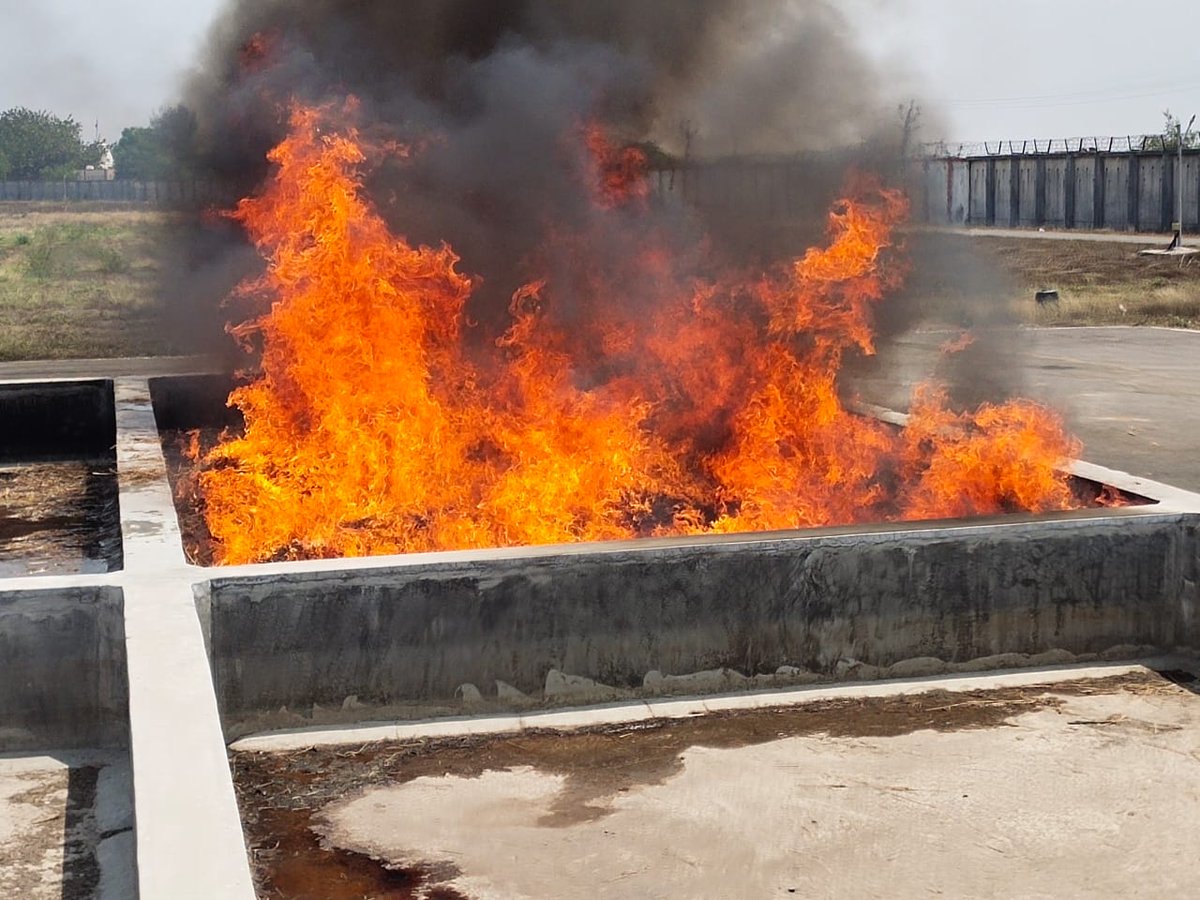 aaistvairport's tweet photo. Day 4 #FireServiceWeek
Fire team #SuratAirport carried out a hot fire drill.
As per DGCA CAR, fully-equipped fire fighters & fire vehicles must achieve a response time not exceeding 3 mins to the end of each runway in optimum visibility & surface conditions.
#DefiningSafety https://t.co/2RwVaAaL39
