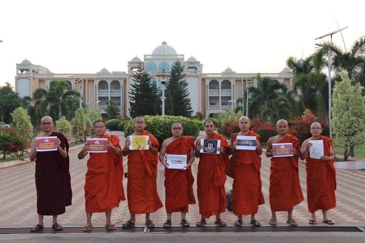 AmaraHung's tweet photo. @nslwin Monks from Acharya Nagarjuna University in the southern Indian state of A.P pray for the release of detainees & leaders, show support to @NUGMyanmar & Myanmar citizens and hold candle light vigil for fallen heroes.
#WhatsHappeningInMyanmar
#April17Coup https://t.co/q7u1WnHeH0