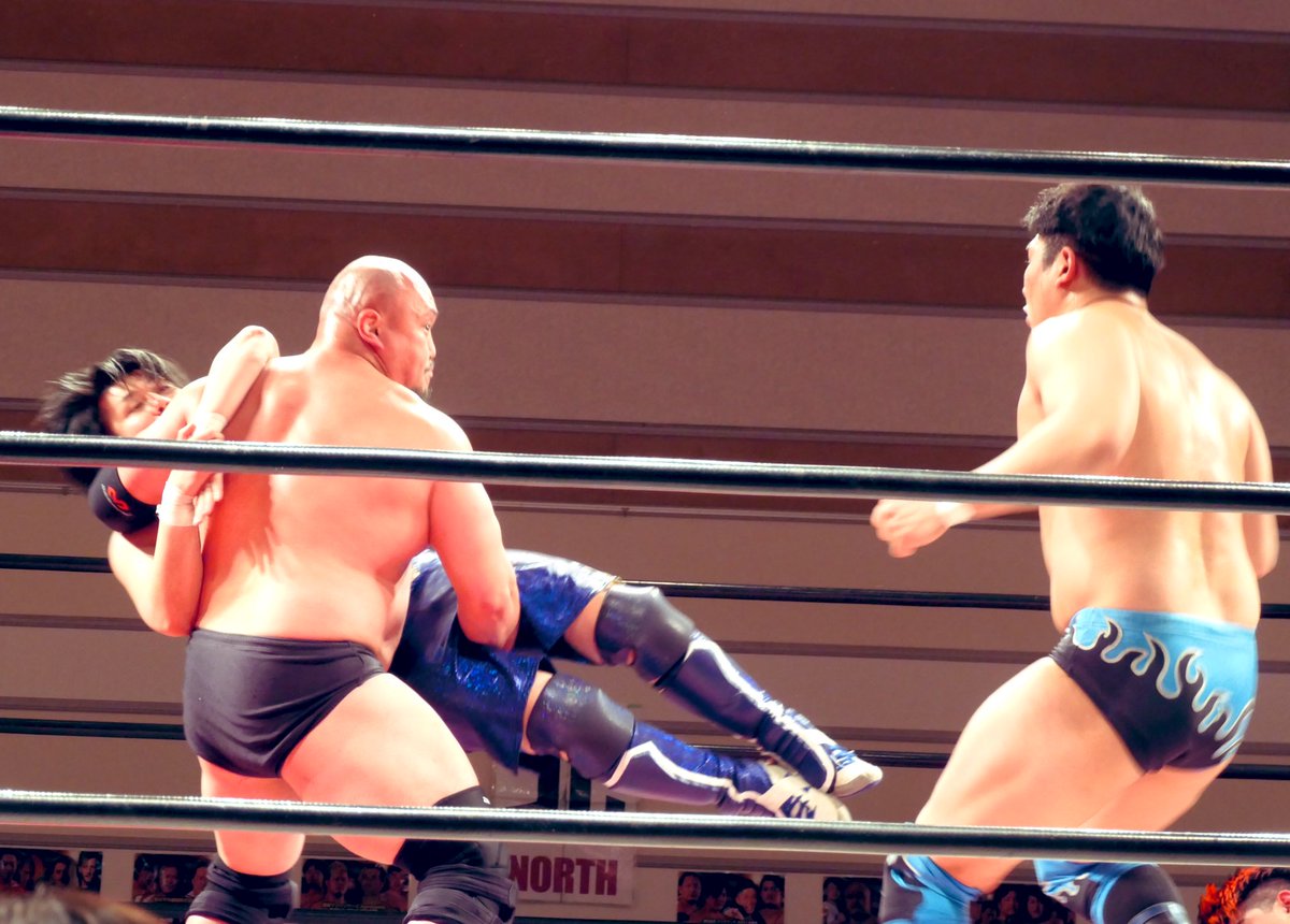 nori_co's tweet photo. なぜか「俺を使ってください!!」と自ら志願して武器と化し、ぶん回され、投げられるチチャくん😅
#bjw
#YOUNGMANSTANDING
#岡林裕二
#2AW
#チチャリート・翔暉 https://t.co/BHfAWB8c2Y