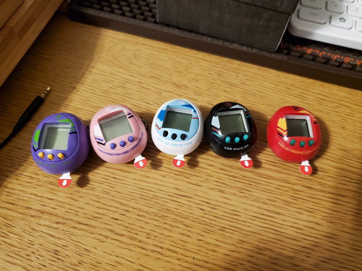 Xhjon's tweet photo. Batteries died on the Pendulum Progress, so I'll put that down for now. Gonna run a pair of DM20s just to unlock the eggs until the sixth Evangelion Nano comes in. My life's a mess, send help.
#Digimon #Tamagotchi #DigiHatch #GroupHatch #evangelion https://t.co/BfHWp1FjIB