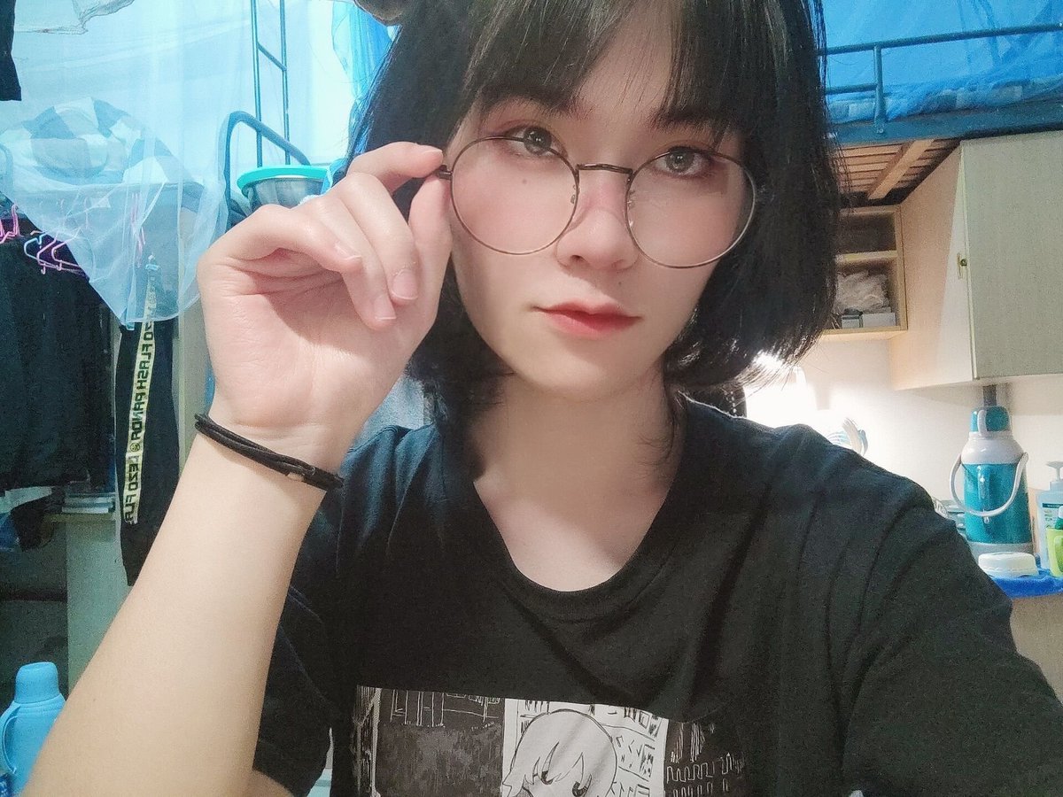 感谢p图小能手嘉宝帮我美颜了第一张图，emmmm感觉这个刘海好呆哦 https://t.co/34ETkkX1T6