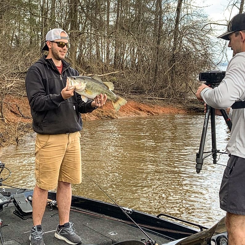 WVWhitetailCo's tweet photo. Live Action!

Ol' Timmy (Casey's dad) getting those 🔥 shots from the other boat. 📸 https://t.co/QV4jTwi2Jo