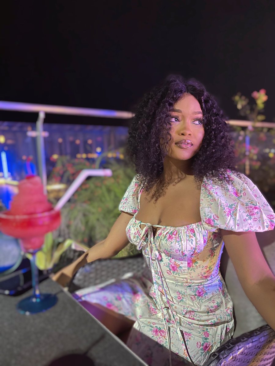 nayax_x's tweet photo. Sipping beauty and confident 🤎 https://t.co/Tm241cs88P
