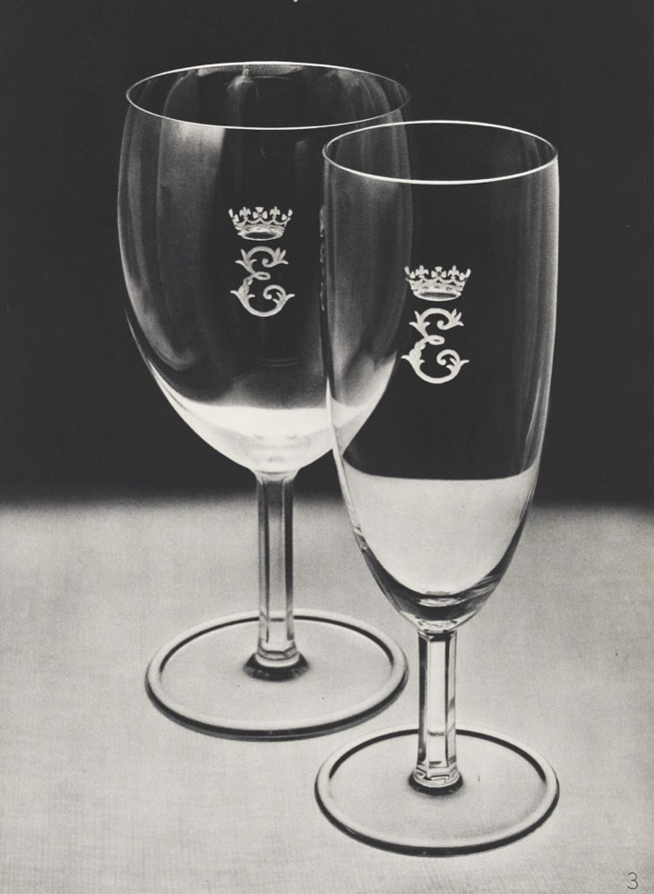 glasmuseum's tweet photo. Vandaag nam Engeland afscheid van Philip Mountbatten, echtgenoot van koningin Elizabeth II. Ter gelegenheid van hun huwelijk ontwierp A.D. Copier het nationaal geschenk: een servies op basis van ‘Gilde’ (1930) met geslepen been, omgerolde voetrand en het monogram van Elizabeth. https://t.co/I6VbAqIoUv